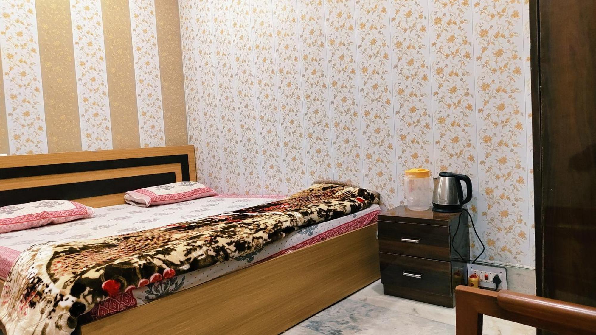 Hotel Raju Homestay Ayodhya 150 Meters From Shree Ram Janmbhoomi Temple 200 Meters From Ayodhya Dham Railway Station Exterior photo