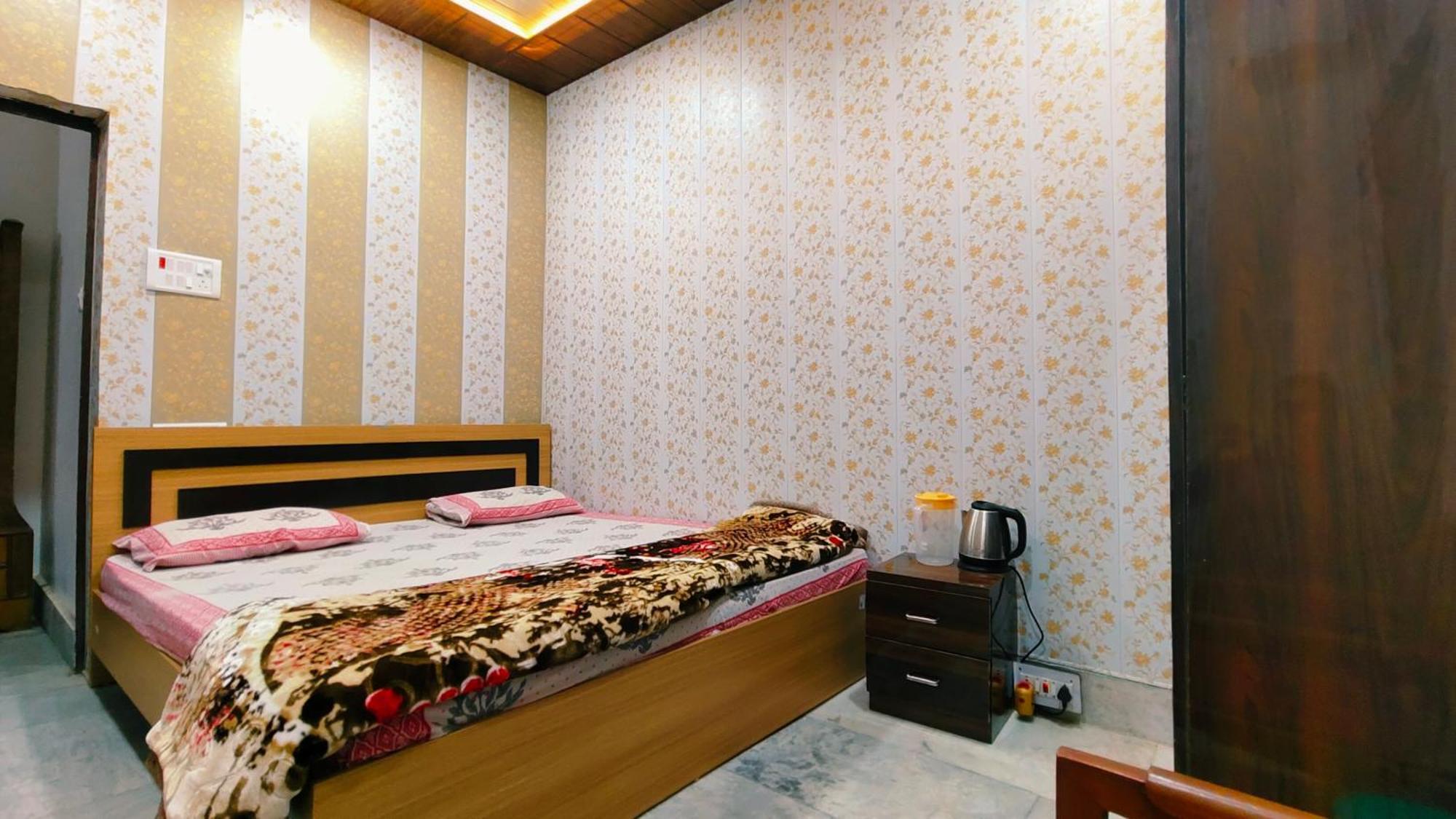 Hotel Raju Homestay Ayodhya 150 Meters From Shree Ram Janmbhoomi Temple 200 Meters From Ayodhya Dham Railway Station Exterior photo